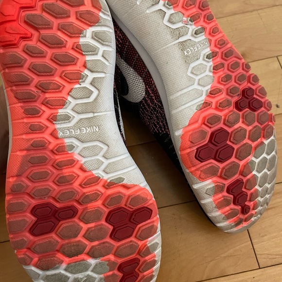 Women’s size 7 Nike Fury running shoe. Black w/neon coral/pink - Picture 4 of 5